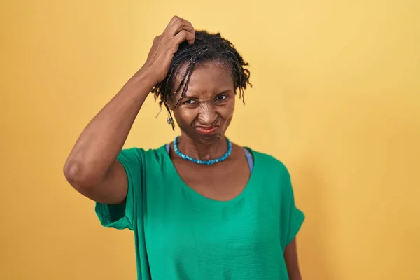 Africká Žena Dredy Stojící Nad Žlutým Pozadím Zmatená Přemýšlí Otázce — Stock fotografie