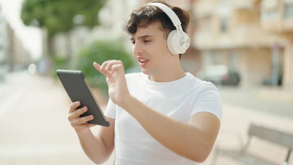 Nicht Binärer Mann Lächelt Selbstbewusst Mit Touchpad Und Kopfhörer Park — Stockfoto