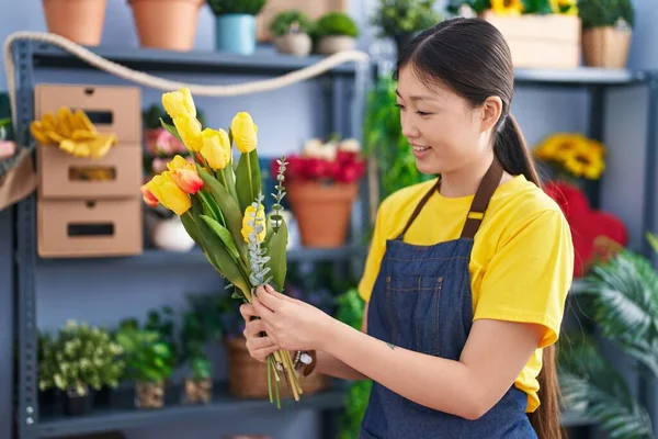 Chinese Woman Florist Make Bouquet Flowers Florist Shop — Stock Photo, Image