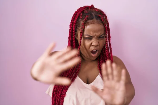 Африканская Американка Плетеными Волосами Розовом Фоне Делает Остановку Жест Ладонями — стоковое фото