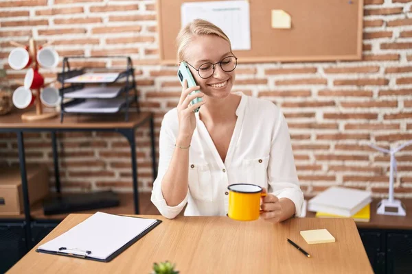 Genç Sarışın Kadını Akıllı Telefonla Konuşuyor Ofiste Kahve Içiyor — Stok fotoğraf