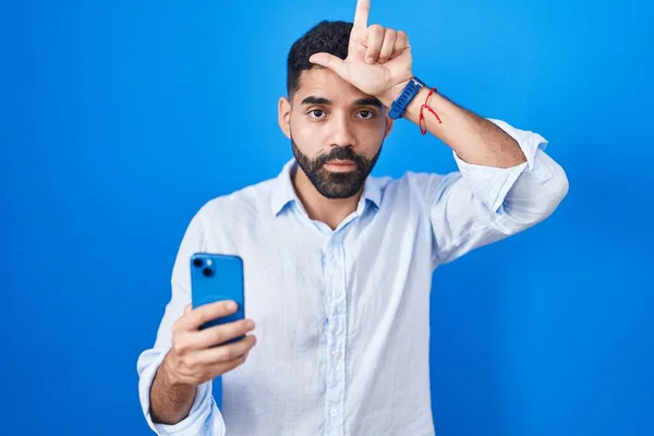 Hombre Hispano Con Barba Usando Mensaje Escritura Teléfonos Inteligentes Burlándose — Foto de Stock