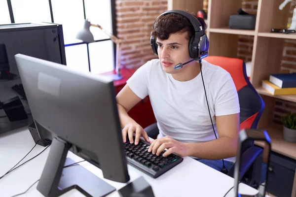 Non Binary Man Streamer Playing Video Game Using Computer Gaming — Stock fotografie
