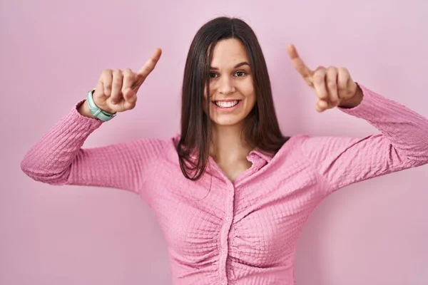 Young Hispanic Woman Standing Pink Background Smiling Amazed Surprised Pointing — Stock Fotó