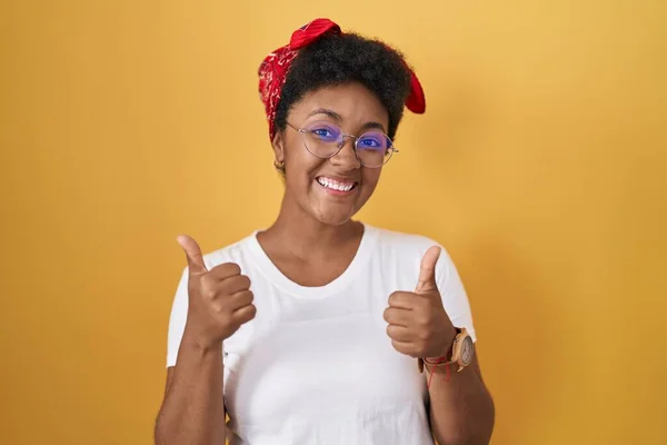 Genç Afro Amerikalı Kadın Sarı Arka Plan Başarı Tabelasının Üzerinde — Stok fotoğraf