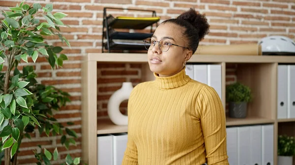 Genç Afro Amerikan Kadın Kadını Ofiste Duruyor — Stok fotoğraf