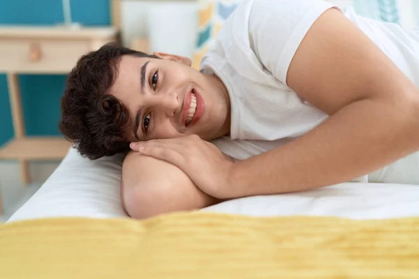 Hombre Binario Sonriendo Confiado Acostado Cama Dormitorio — Foto de Stock