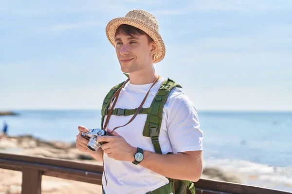 Young Caucasian Man Tourist Smiling Confident Holding Vintage Camera Seaside — Photo