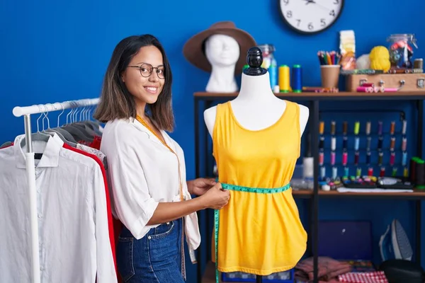 Joven Mujer Hispana Sastre Sonriendo Confiado Midiendo Camiseta Estudio Costura — Foto de Stock