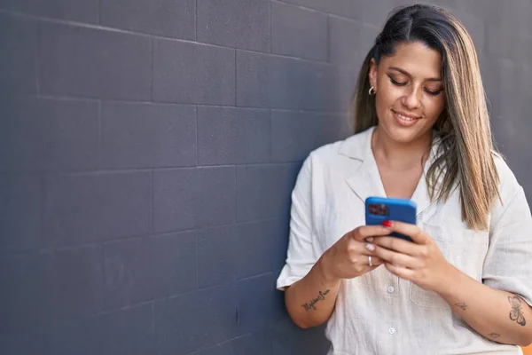 Mujer Hispana Joven Sonriendo Confiada Usando Teléfono Inteligente Pie Por — Foto de Stock