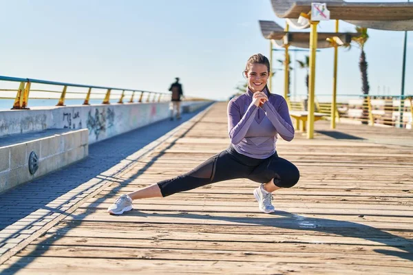 Jonge Mooie Spaanse Vrouw Draagt Sportkleding Stretching Been Straat — Stockfoto