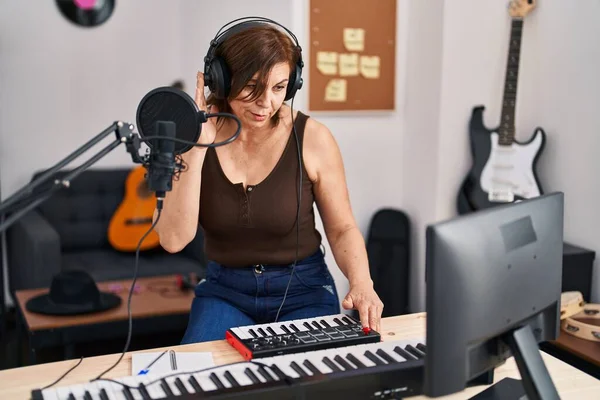 Middle Age Woman Musician Having Session Music Studio — Stock Photo, Image
