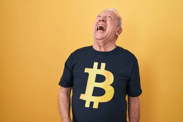 Homem Sênior Com Cabelos Grisalhos Vestindo Camiseta Bitcoin Irritado Louco — Fotografia de Stock