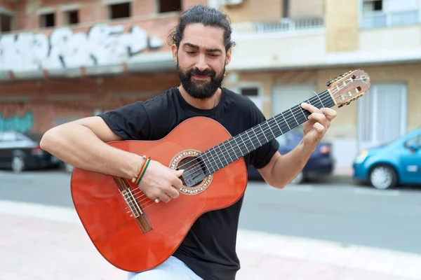Молодой Латиноамериканец Играет Классической Гитаре Улице — стоковое фото
