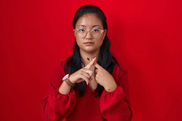 Aziatisch Jong Vrouw Staande Rood Achtergrond Afwijzing Expressie Kruisen Vingers — Stockfoto