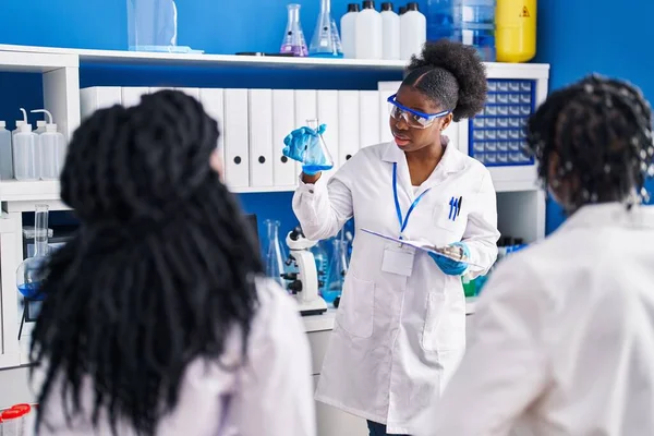 African American Friends Scientists Explaining Experiment Laboratory — Stock fotografie