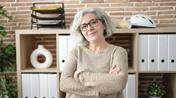 Middle Age Woman Grey Hair Business Worker Smiling Confident Standing — ストック写真