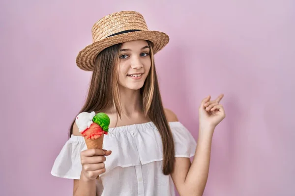 Девочка Подросток Держит Мороженое Большой Улыбкой Лице Указывая Пальцем Руки — стоковое фото