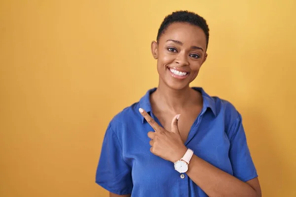 Afrikaans Amerikaanse Vrouw Staande Gele Achtergrond Vrolijk Met Een Glimlach — Stockfoto