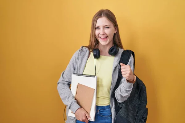 Junge Kaukasische Frau Mit Studentenrucksack Und Büchern Sehr Glücklich Und — Stockfoto