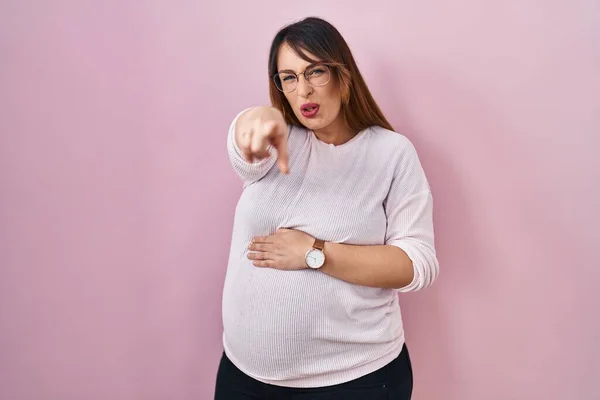 Pregnant Woman Standing Pink Background Pointing Displeased Frustrated Camera Angry — Stockfoto