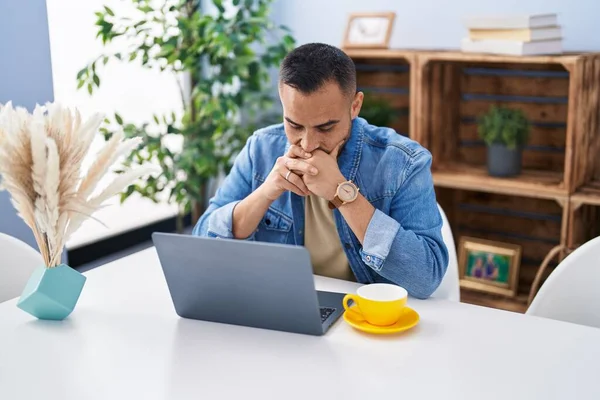 Young Hispanic Man Using Laptop Worried Expression Home — Stockfoto