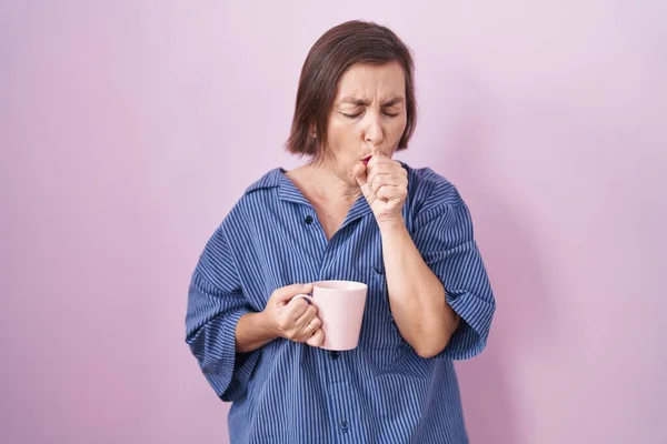 中年惊慌失措的女人喝了一杯咖啡 感觉不舒服 咳嗽是感冒或支气管炎的症状 保健概念 — 图库照片