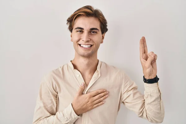 Junger Mann Vor Isoliertem Hintergrund Lächelnd Fluchend Mit Hand Auf — Stockfoto