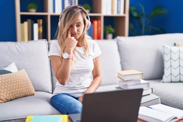 Junge Blonde Frau Studiert Mit Computer Laptop Hause Zeigt Auf — Stockfoto