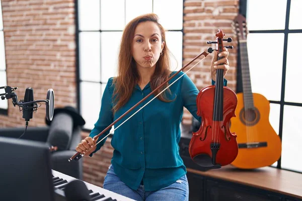 Mulher Morena Tocando Violino Soprando Bochechas Com Cara Engraçada Boca — Fotografia de Stock