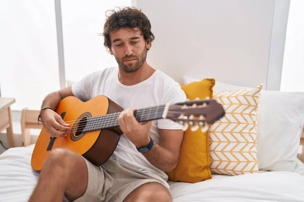 Junger Hispanischer Mann Spielt Klassische Gitarre Schlafzimmer — Stockfoto