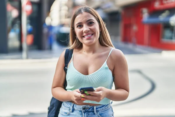 Young Beautiful Hispanic Woman Student Smiling Confident Using Smartphone Street — Fotografia de Stock