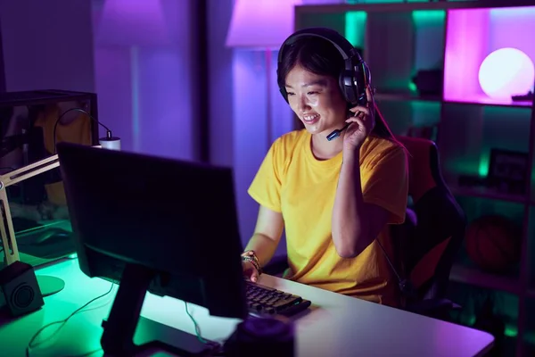 中国妇女在游戏室使用电脑时充满自信地微笑着 — 图库照片