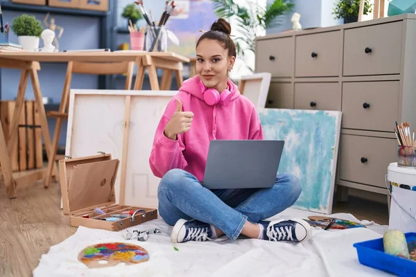 Fiatal Spanyol Lány Használja Laptop Festő Stúdió Mosolyog Boldog Pozitív — Stock Fotó