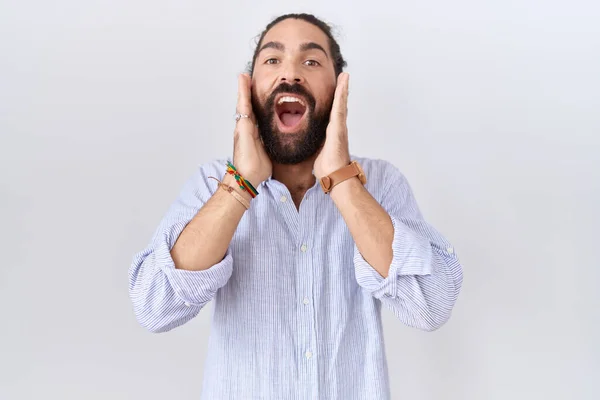 Hispanischer Mann Mit Bart Lässigem Hemd Ängstlich Und Schockiert Überrascht — Stockfoto