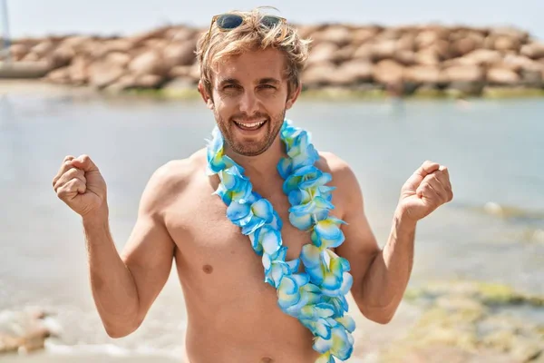 Homem Caucasiano Vestindo Havaiano Lei Praia Gritando Orgulhoso Celebrando Vitória — Fotografia de Stock