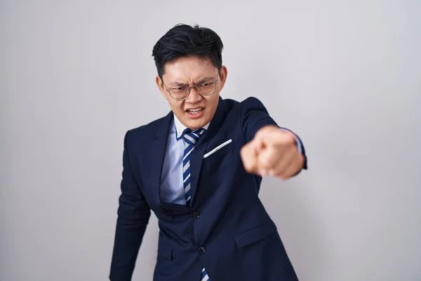 Mladý Asijský Muž Obleku Kravatě Ukazuje Kameru Rozmrzelý Frustrovaný Naštvaný — Stock fotografie