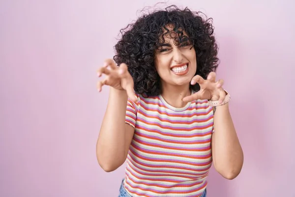 Junge Frau Aus Dem Mittleren Osten Steht Über Rosa Hintergrund — Stockfoto