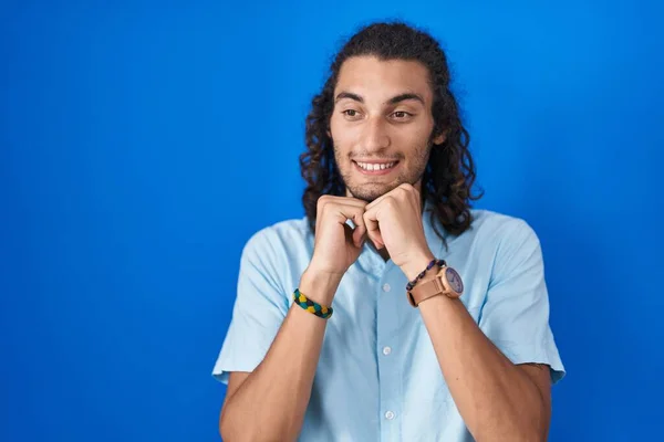 Jeune Homme Hispanique Debout Sur Fond Bleu Riant Nerveux Excité — Photo