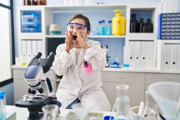 Menina Hispânica Com Síndrome Trabalhando Laboratório Cientista Gritando Irritado Voz — Fotografia de Stock