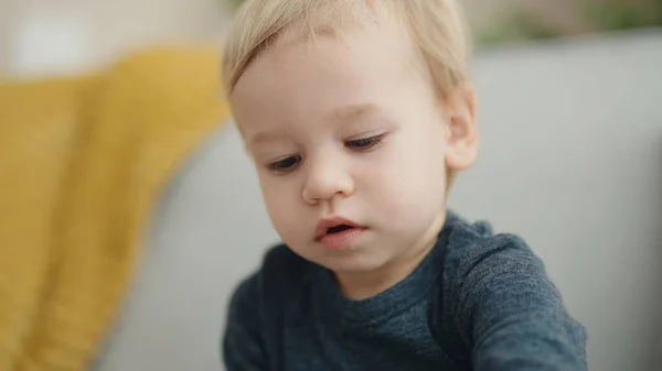 Bedårande Blont Barn Leker Med Leksaker Som Sitter Golvet Hemma — Stockfoto