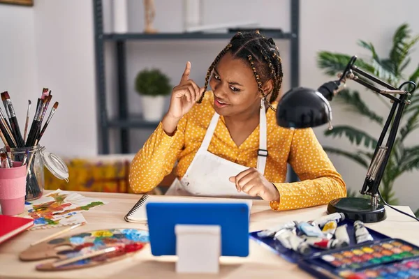 Mujer Afroamericana Con Trenzas Sentada Estudio Arte Pintando Mirando Tableta — Foto de Stock