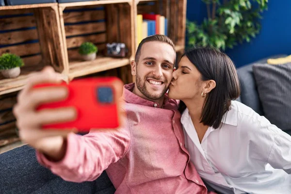 Man Och Kvinna Par Ler Säker Göra Selfie Smartphone Hemma — Stockfoto