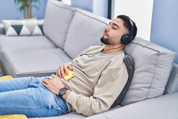 Junger Araber Hört Musik Schlafend Auf Sofa Hause — Stockfoto