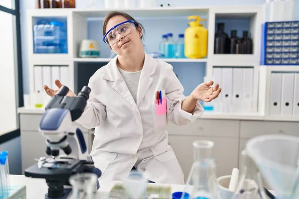 Hispanic Girl Syndrome Working Scientist Laboratory Clueless Confused Open Arms — Stock Photo, Image