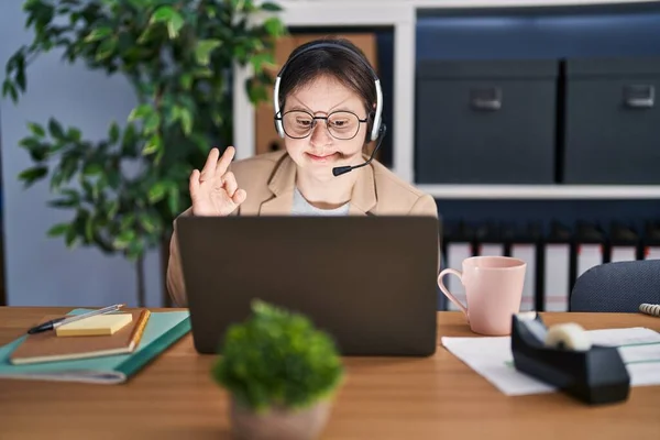 Mujer Con Síndrome Trabajando Oficina Con Auriculares Haciendo Signo Con —  Fotos de Stock