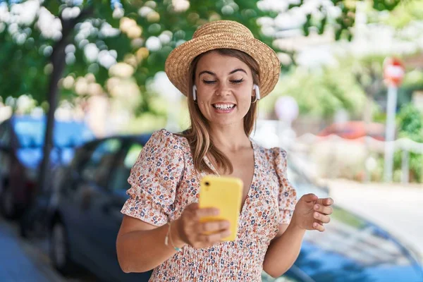Young Woman Tourist Wearing Summer Hat Listening Music Street — Photo