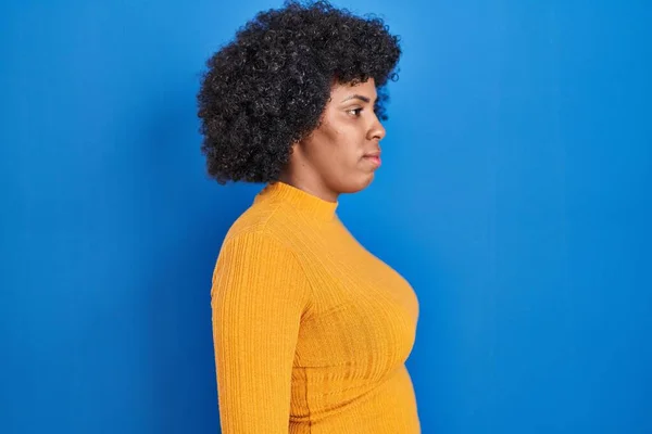 Zwarte Vrouw Met Krullend Haar Staan Blauwe Achtergrond Zoek Naar — Stockfoto
