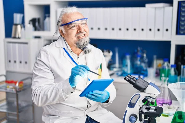 中年白髪の男研究室でタッチパッドを使用して自信を笑顔科学者 — ストック写真