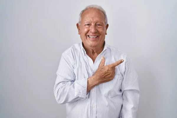 Starszy Mężczyzna Siwymi Włosami Stojący Odosobnionym Tle Wesoły Uśmiechem Twarzy — Zdjęcie stockowe